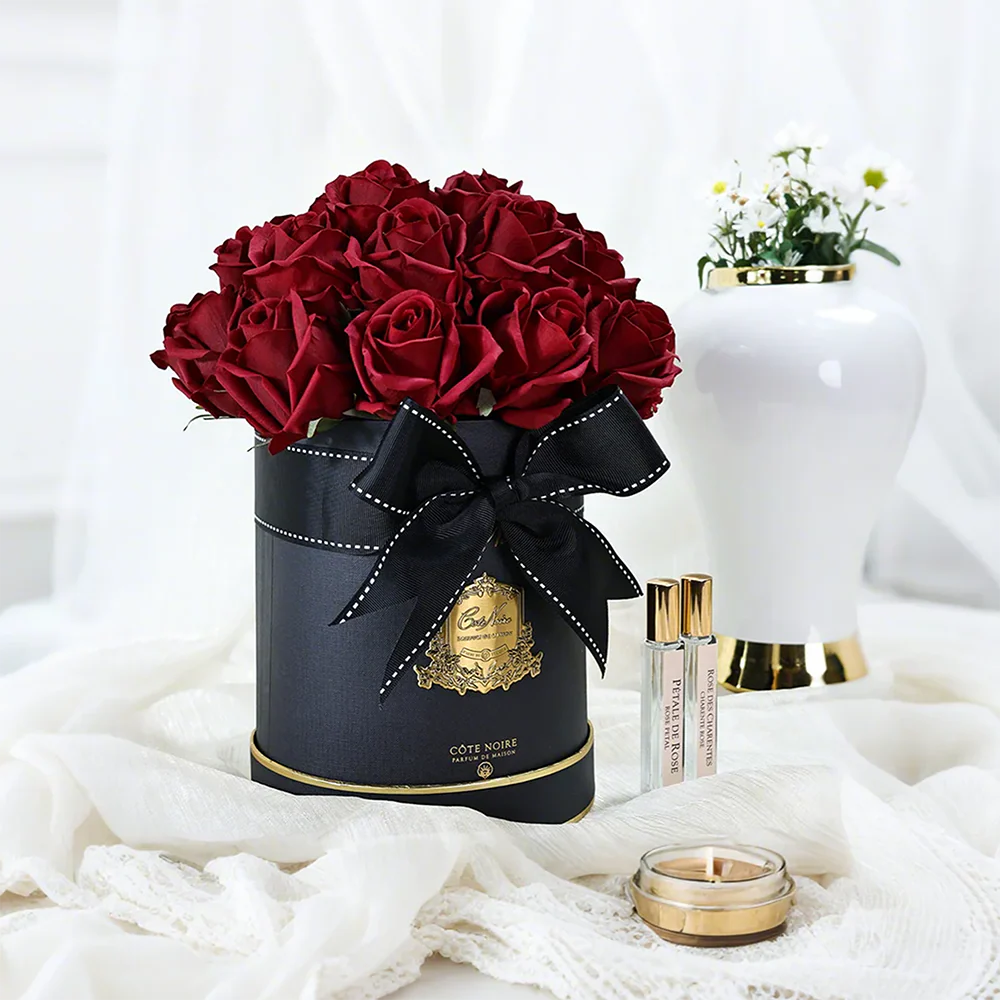 Bouquet rond boite à chapeaux Luxe bourgeons de roses rouge carmin