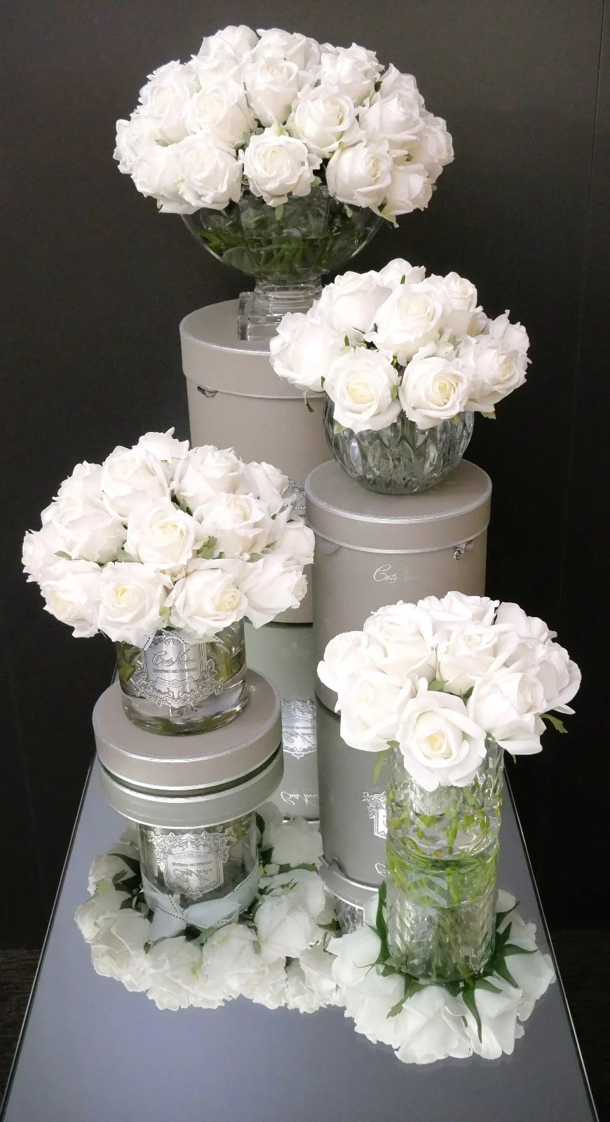 Bourgeons roses blanches ivoire vase transparent