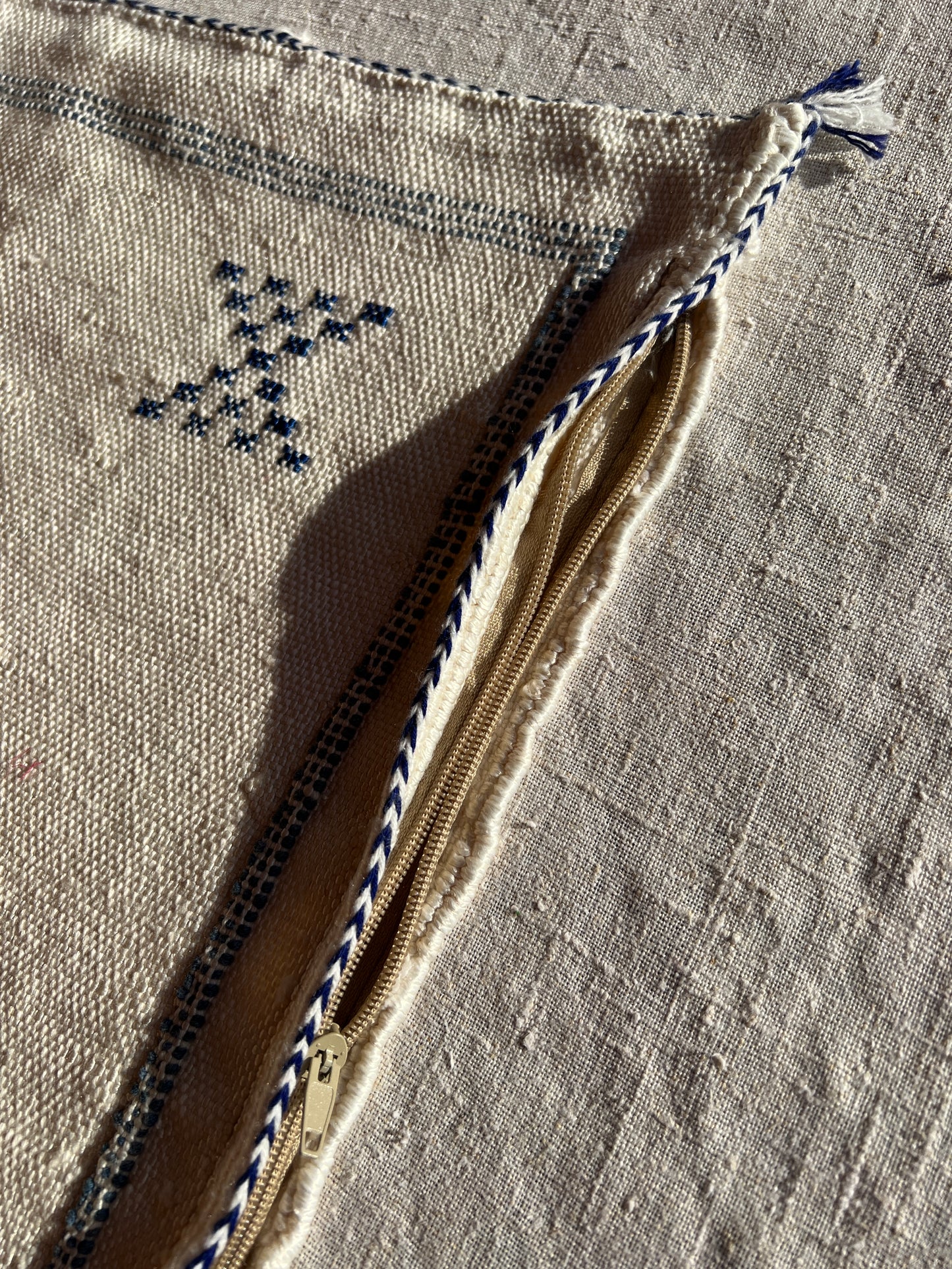 Coussin Berbère - Ecru/ bleu - 45 cm x 45 cm environ