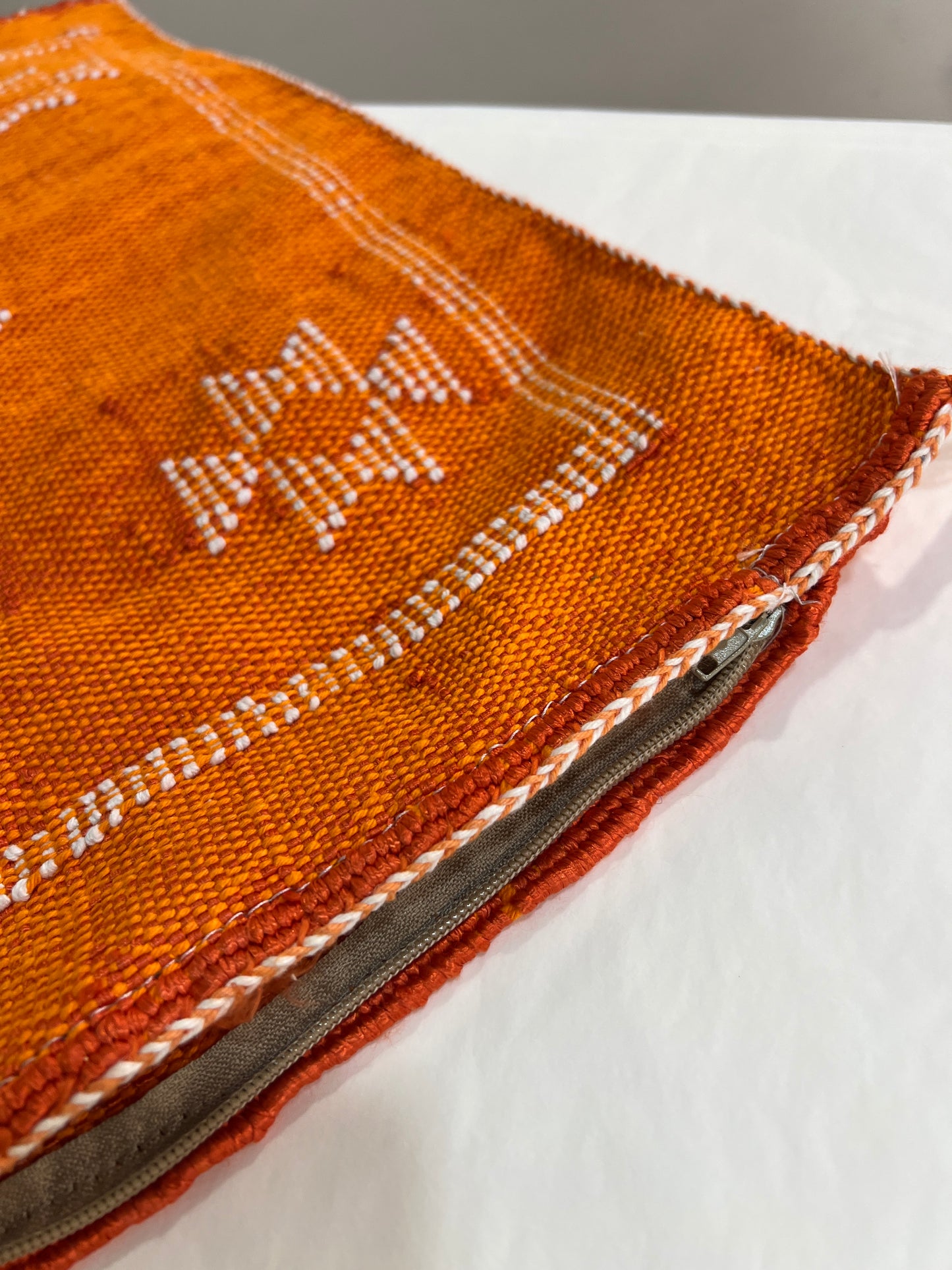 Coussin Berbère - Orange/blanc - 45 x 45 cm environ