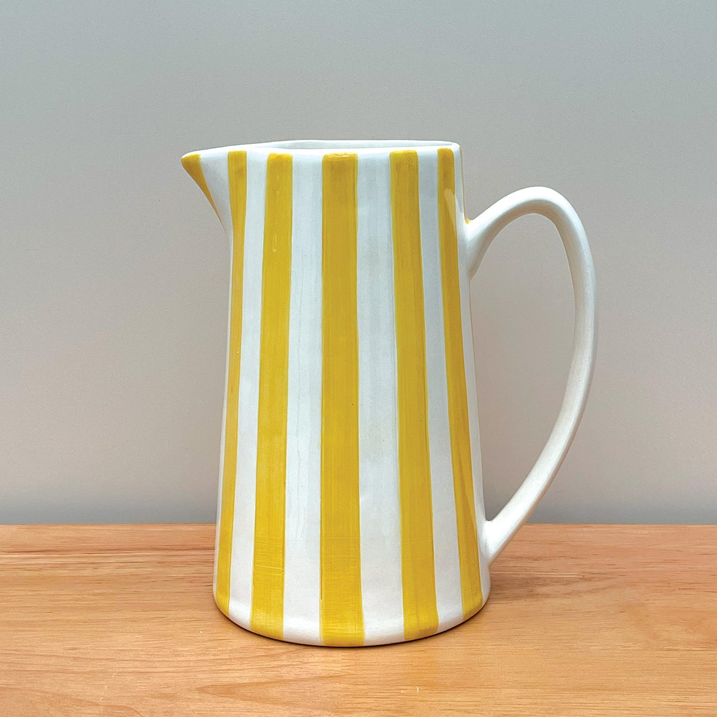 Pichet rayure jaune - L17,8 x P12,5 x H21,3 cm
