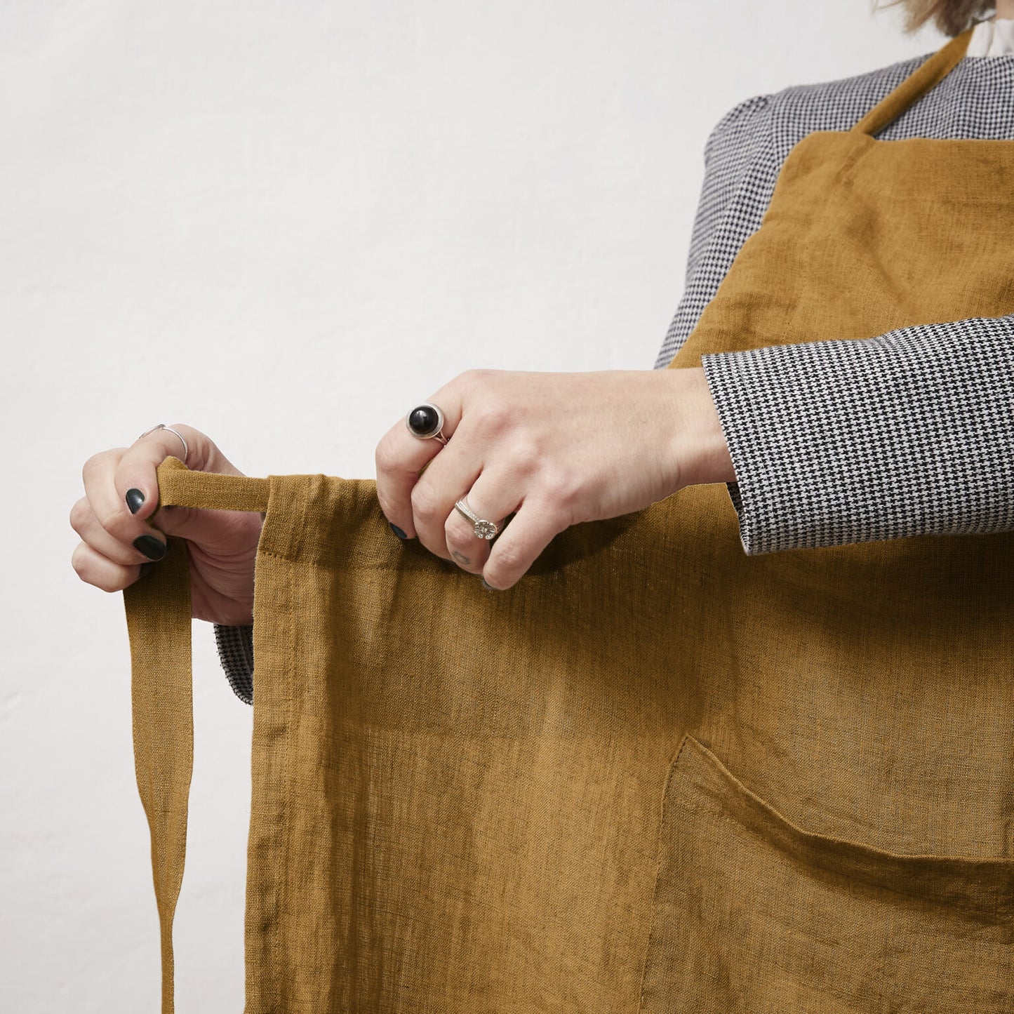 SOLINE Tablier en lin lavé ajustable caramel