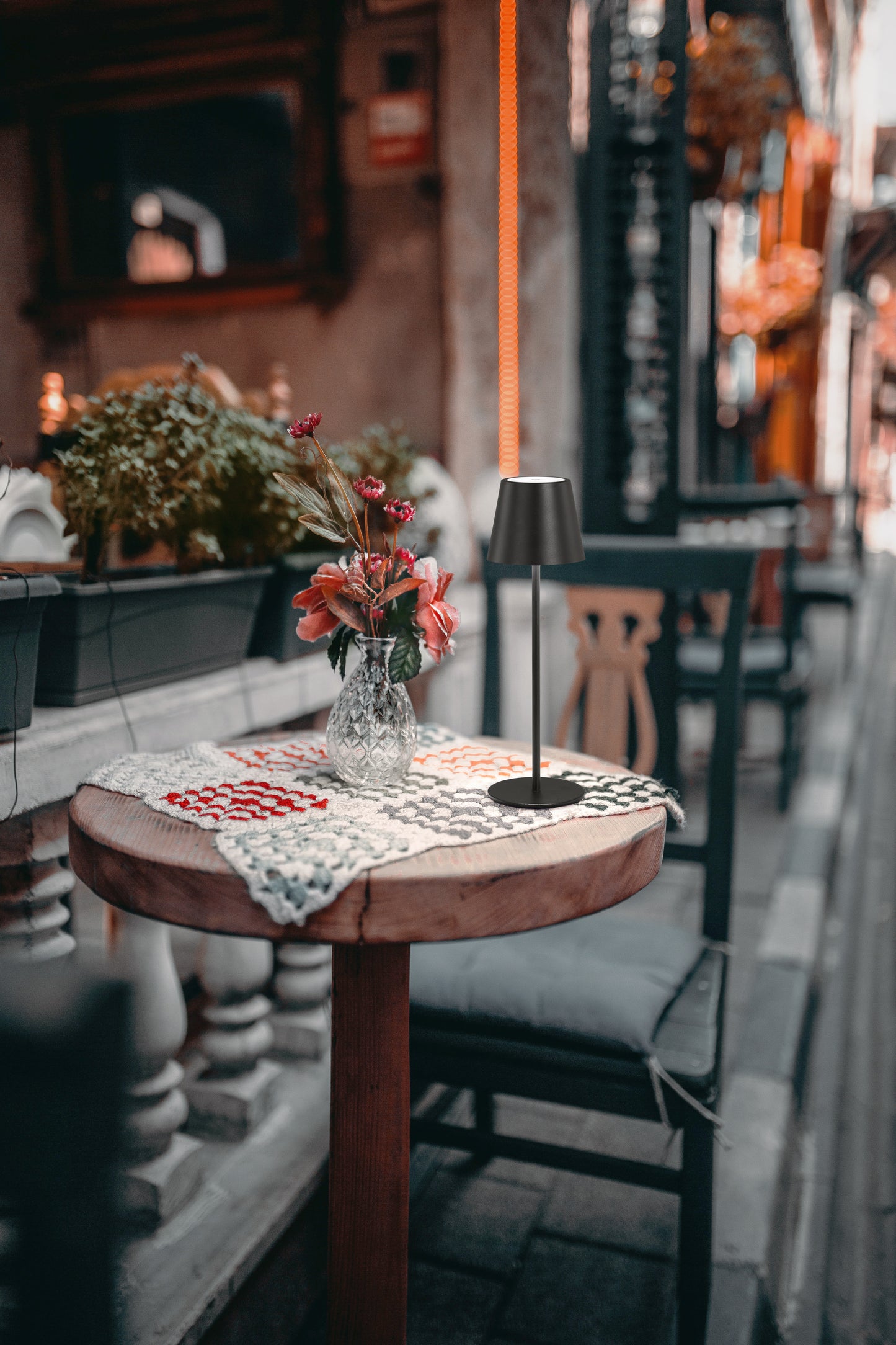 LAMPE DE TABLE LED - Extérieur sablé noir H 27,5 cm