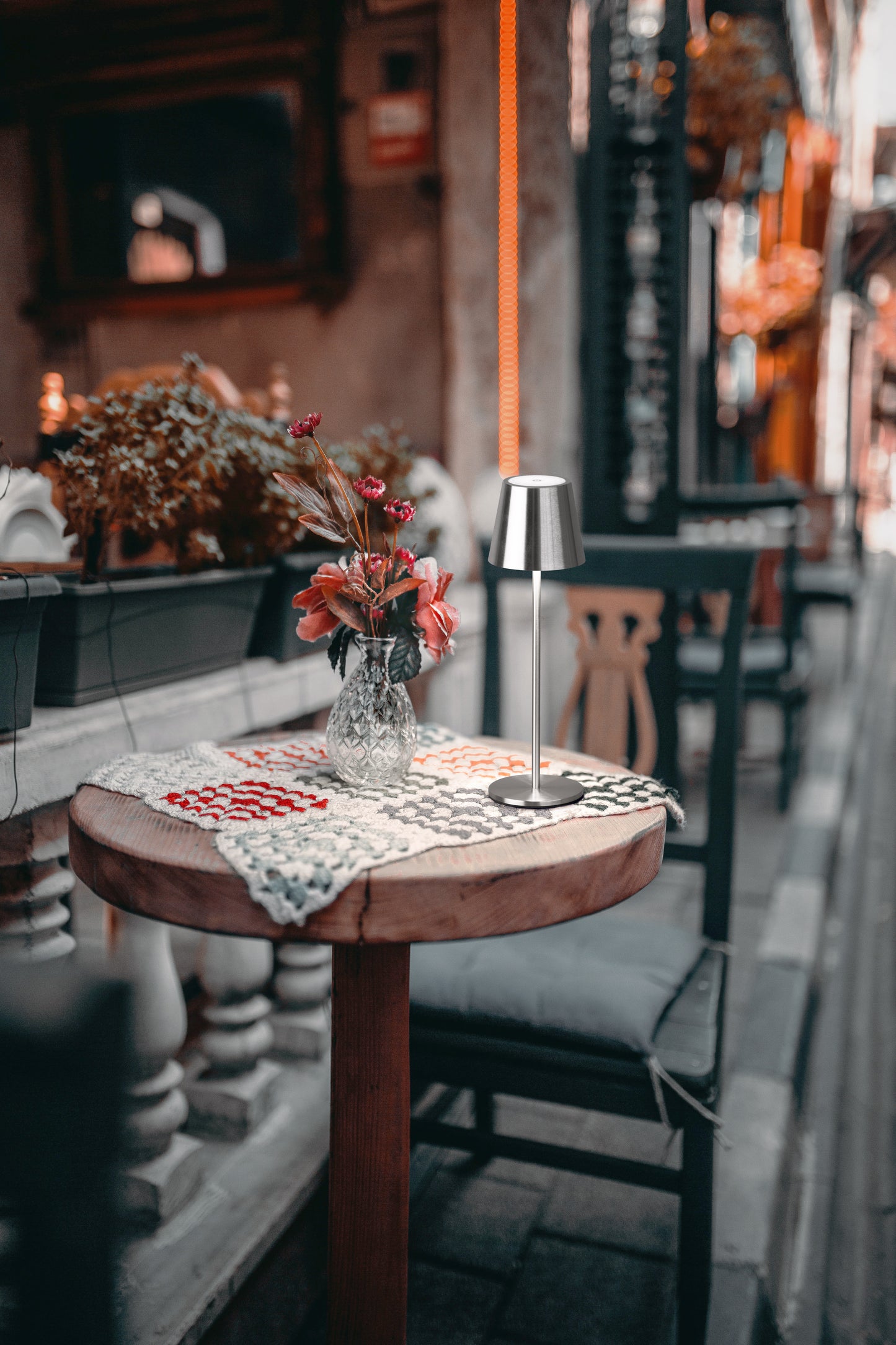 LAMPE DE TABLE LED - Extérieur métal nickel brossé  H 36 cm