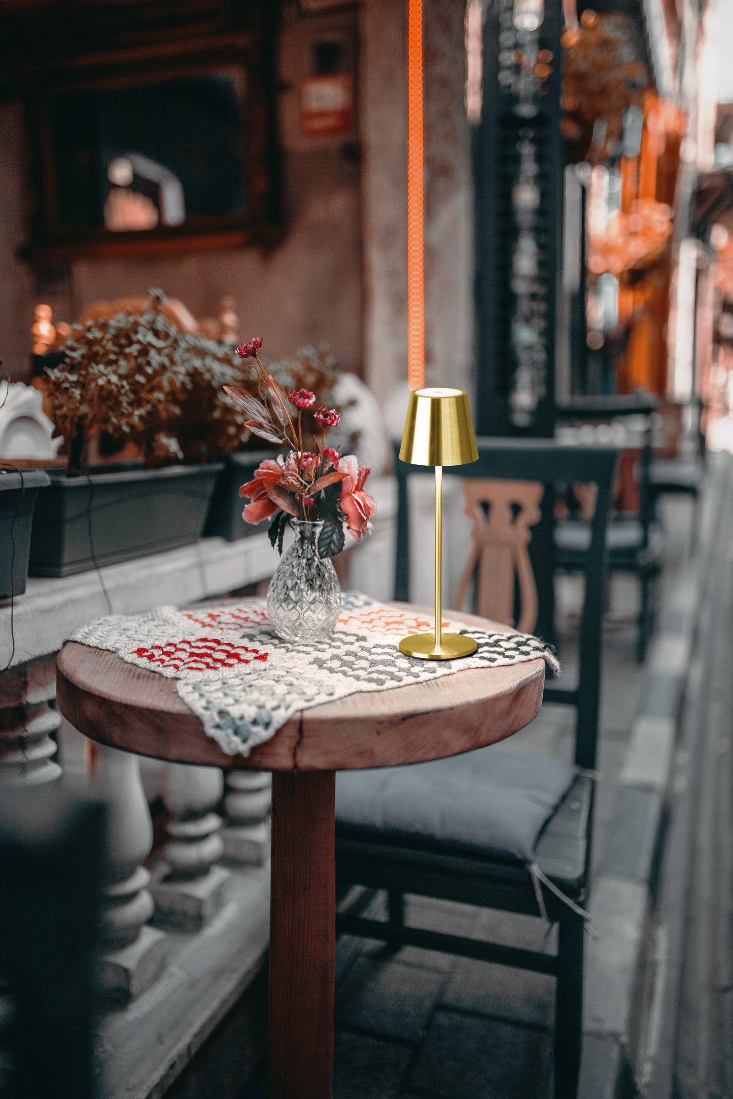 LAMPE DE TABLE LED - Extérieur métal doré brossé  H 36 cm