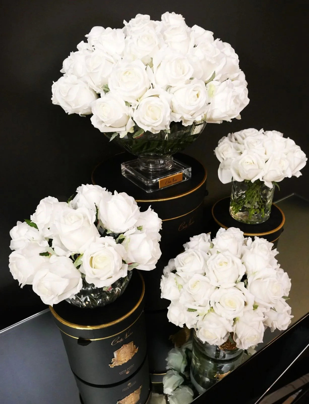 Bouquet rond Luxe roses blanches vase transparent