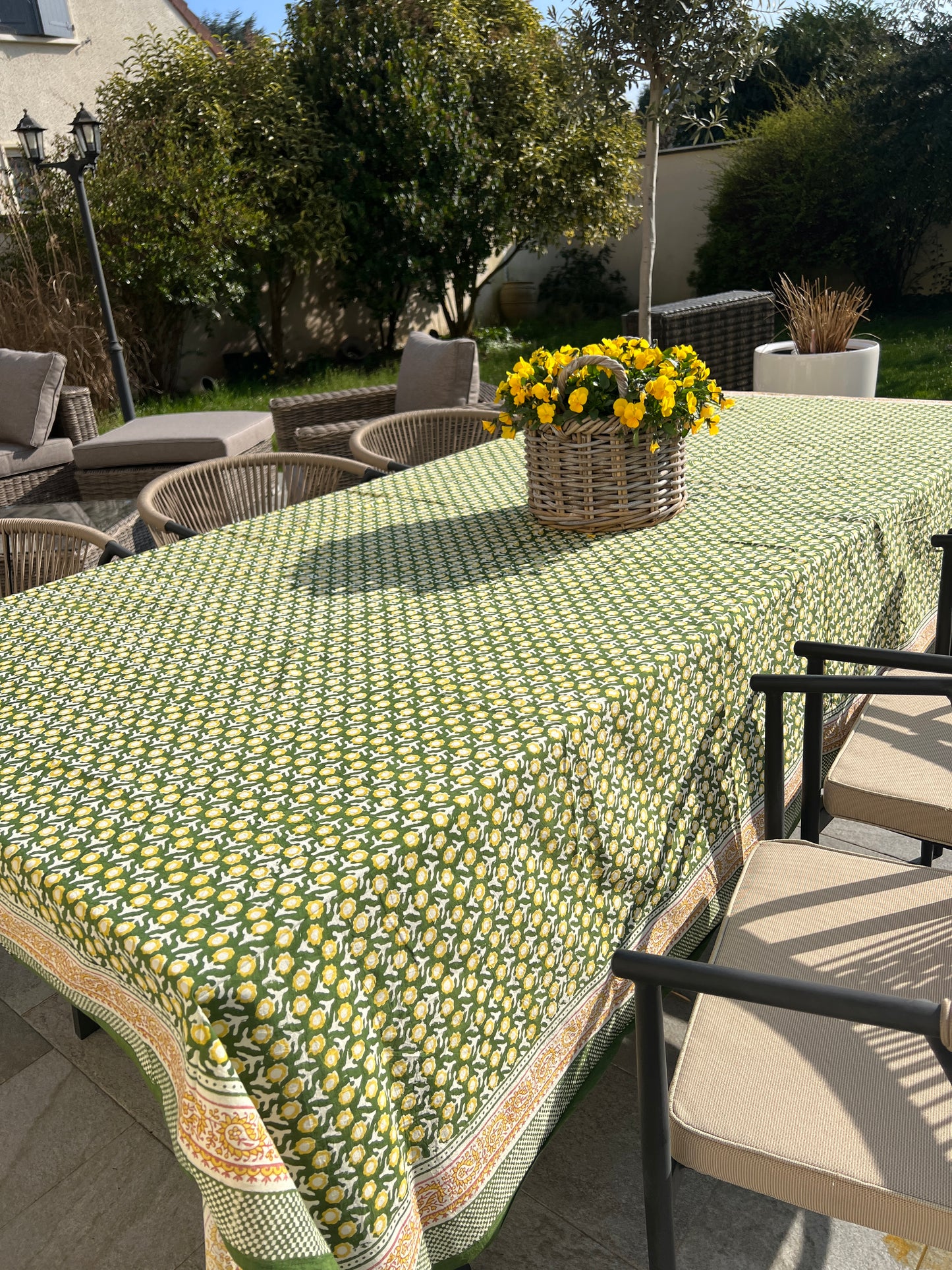 ISHA - Nappe à motif floral indien verte - 170 x 250 cm