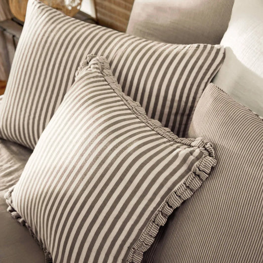 ROMIE Coussin déhoussable avec froufrous BRUN 40x60 cm
