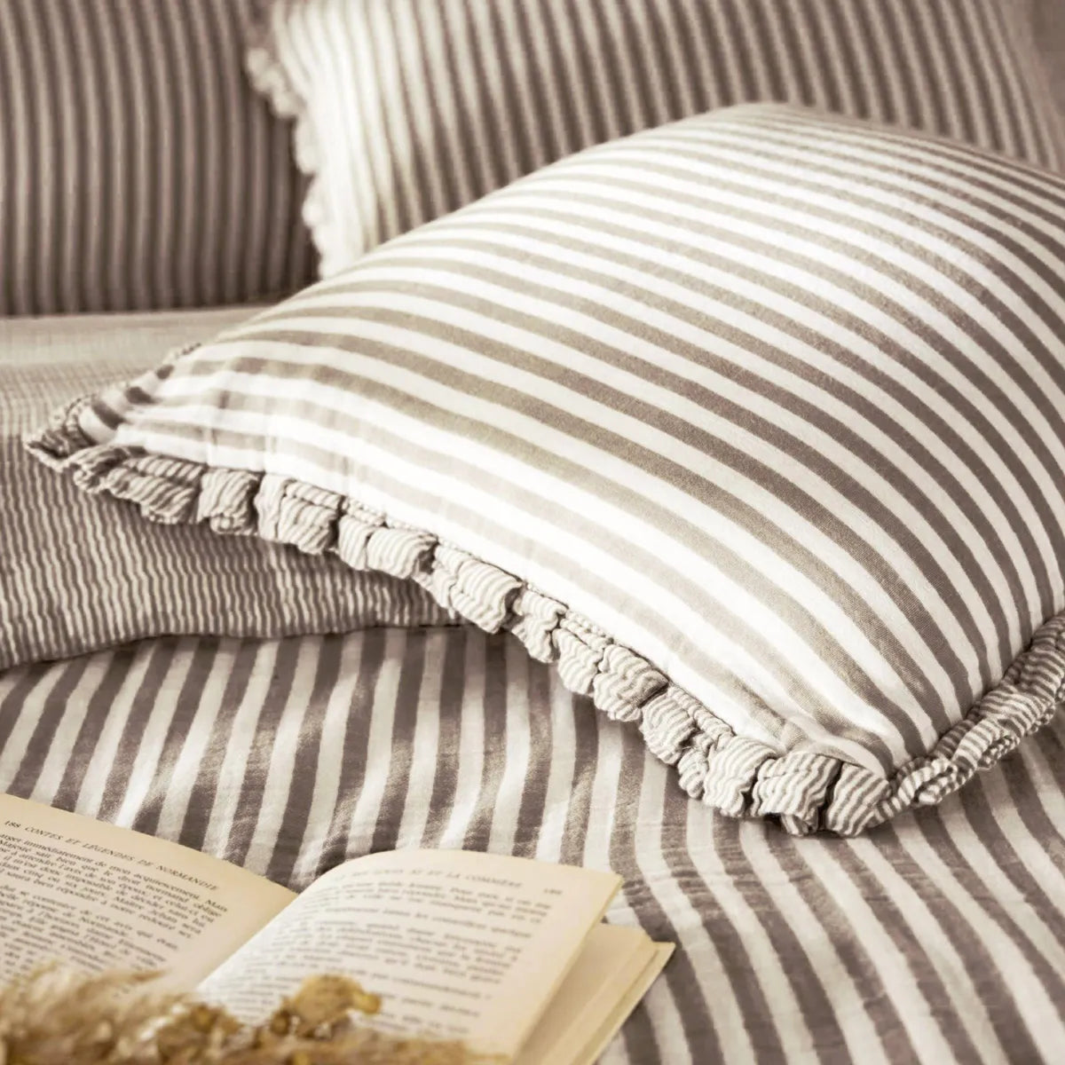 ROMIE Coussin déhoussable avec froufrous BRUN 45x45 cm