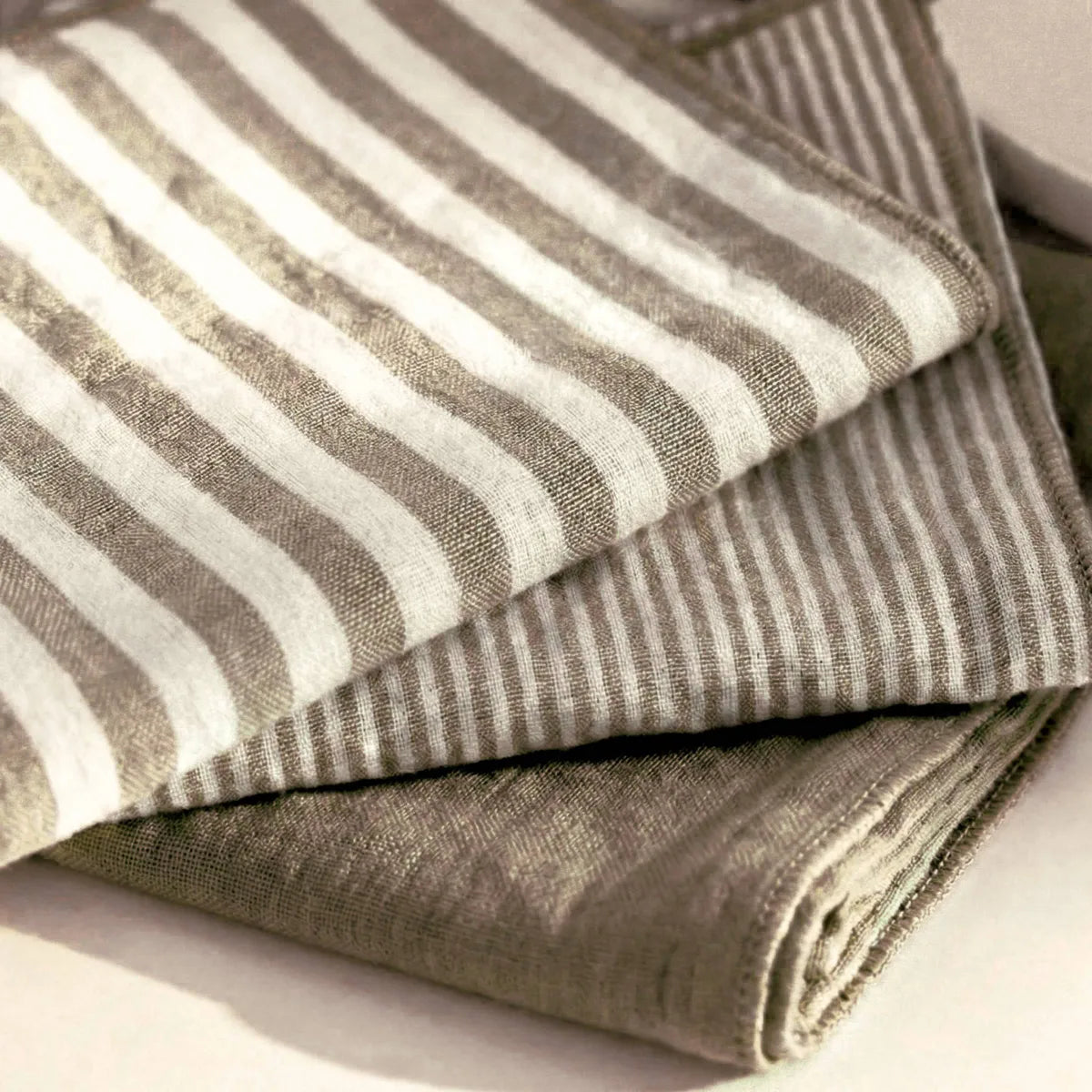 ROMIE Lot de 3 serviettes de table gaze de coton BRUN